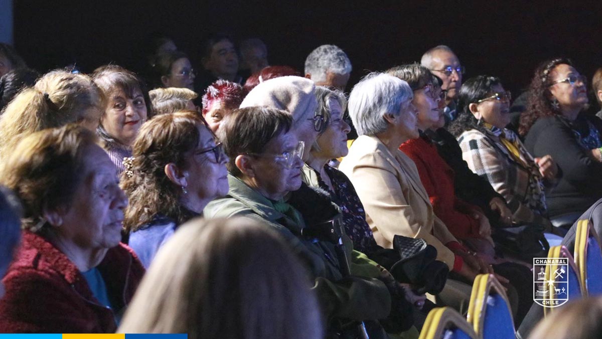 Los presentes corearon alegremente las canciones de los artistas invitados
