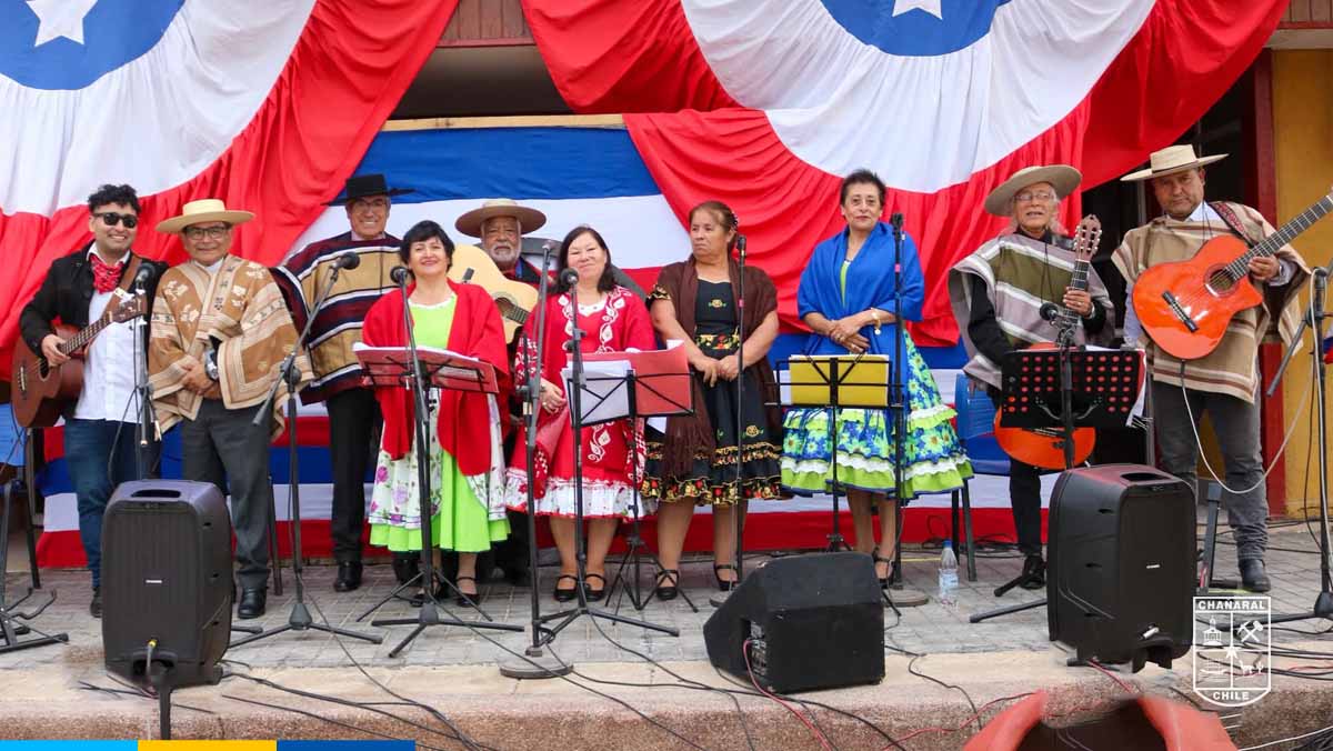 La agrupacion Los Cuequeros por siempre llenaron de música y folclore el encuentro, acompañando una celebración marcada por la identidad y las tradiciones chilenas 