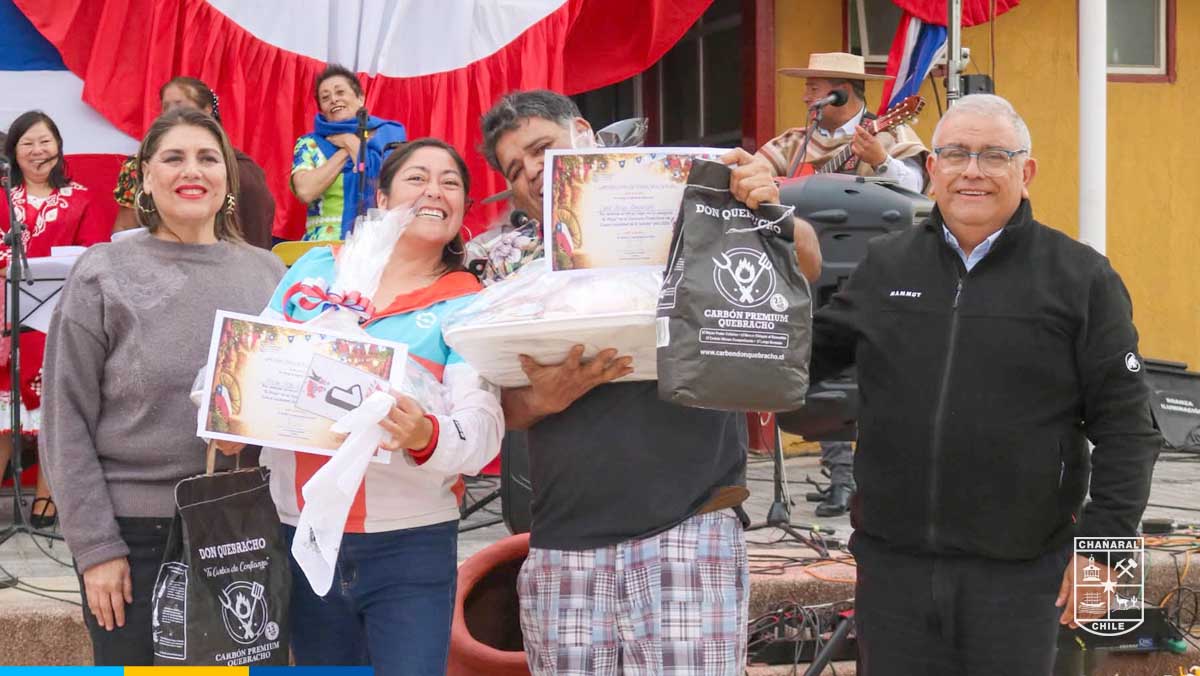 Los participantes muy alegres recibieron contundentes premios adhoc a estas celebraciones