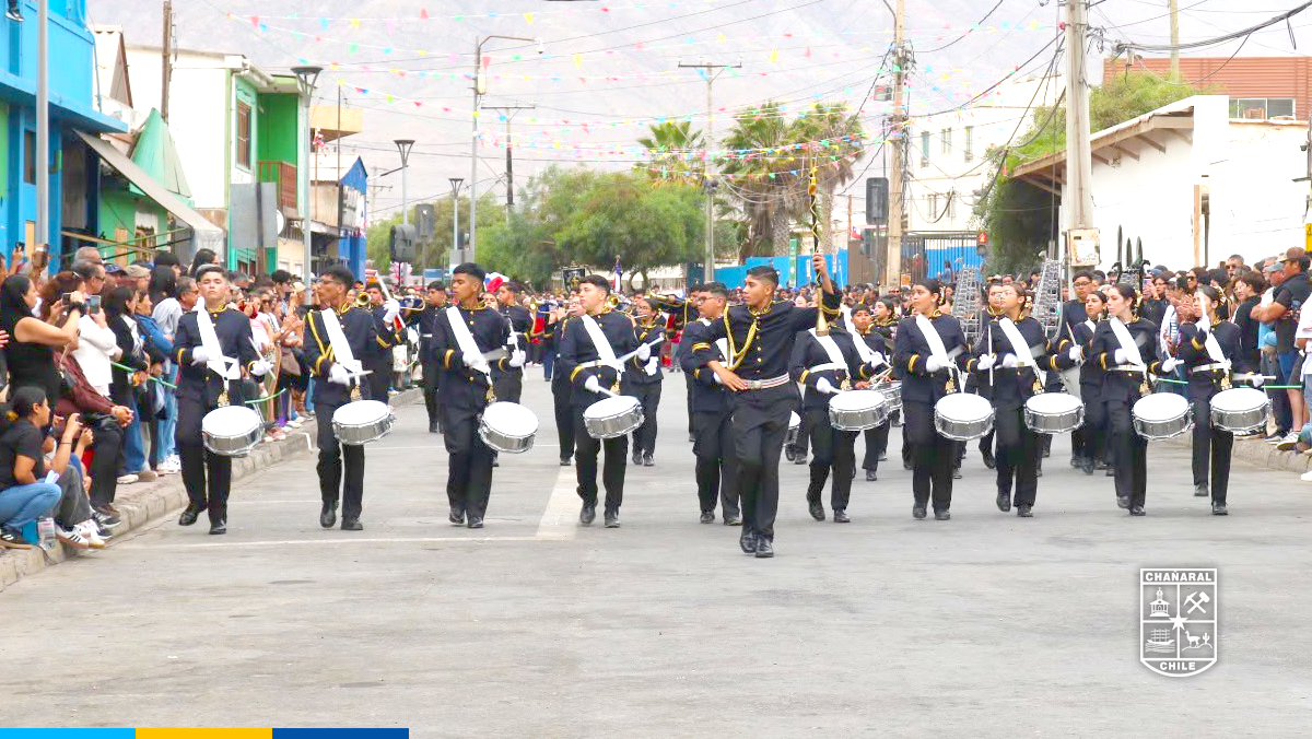 Autoridades locales y regionales acompañaron esta significativa celebración, compartiendo con las delegaciones y vecinos que se congregaron para ser parte de este nuevo aniversario comunal.