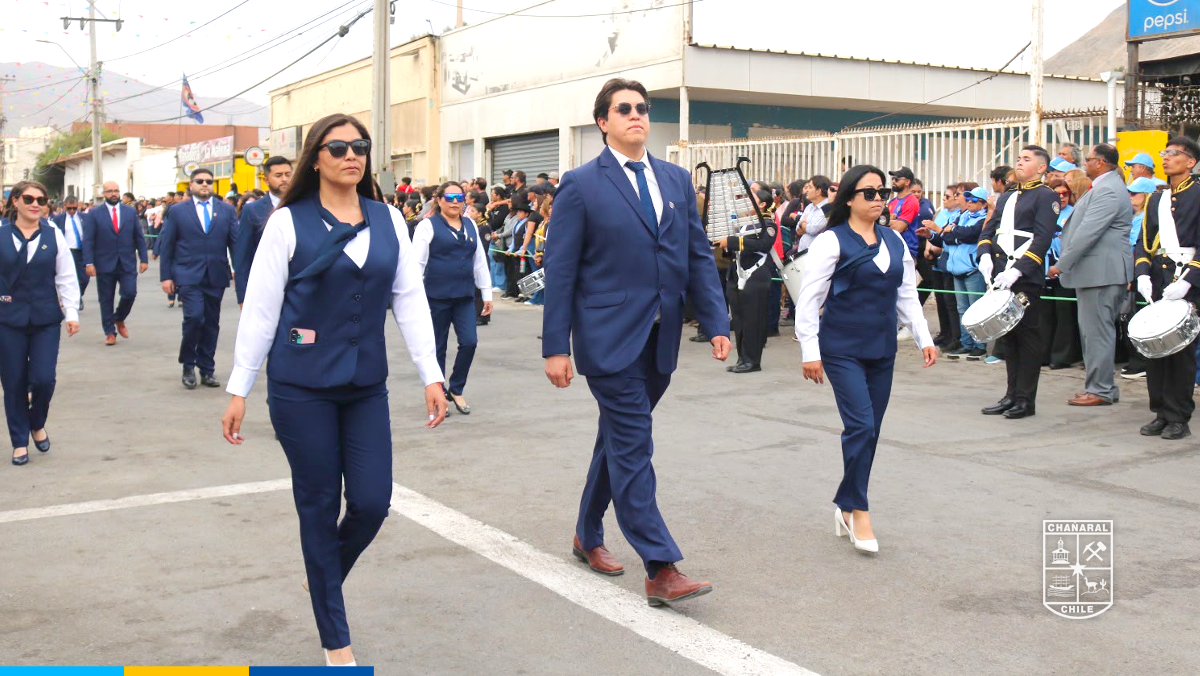 Delegaciones de militares, de escolares, organizaciones sociales, instituciones y la comunidad toda participo de este emocionante acto y desfile