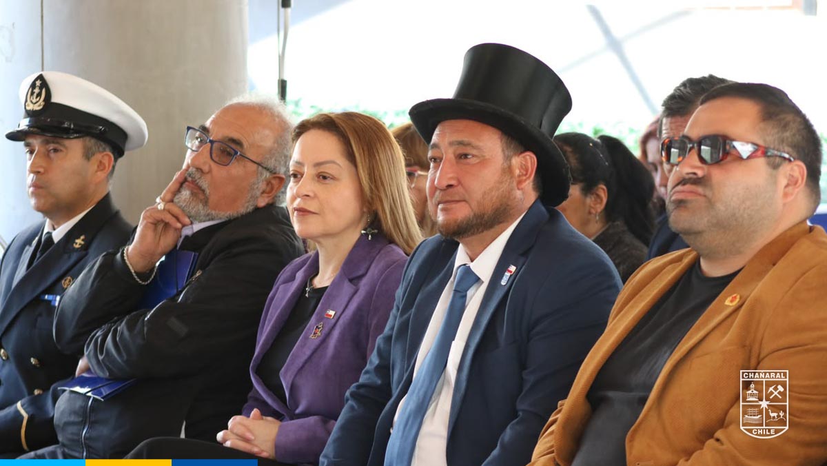 Autoridades presenciando la recreación historica de la solicitud presentada ante el Presidente de la República de la época, para que acogiera la petición de los habitantes de Chañaral. 