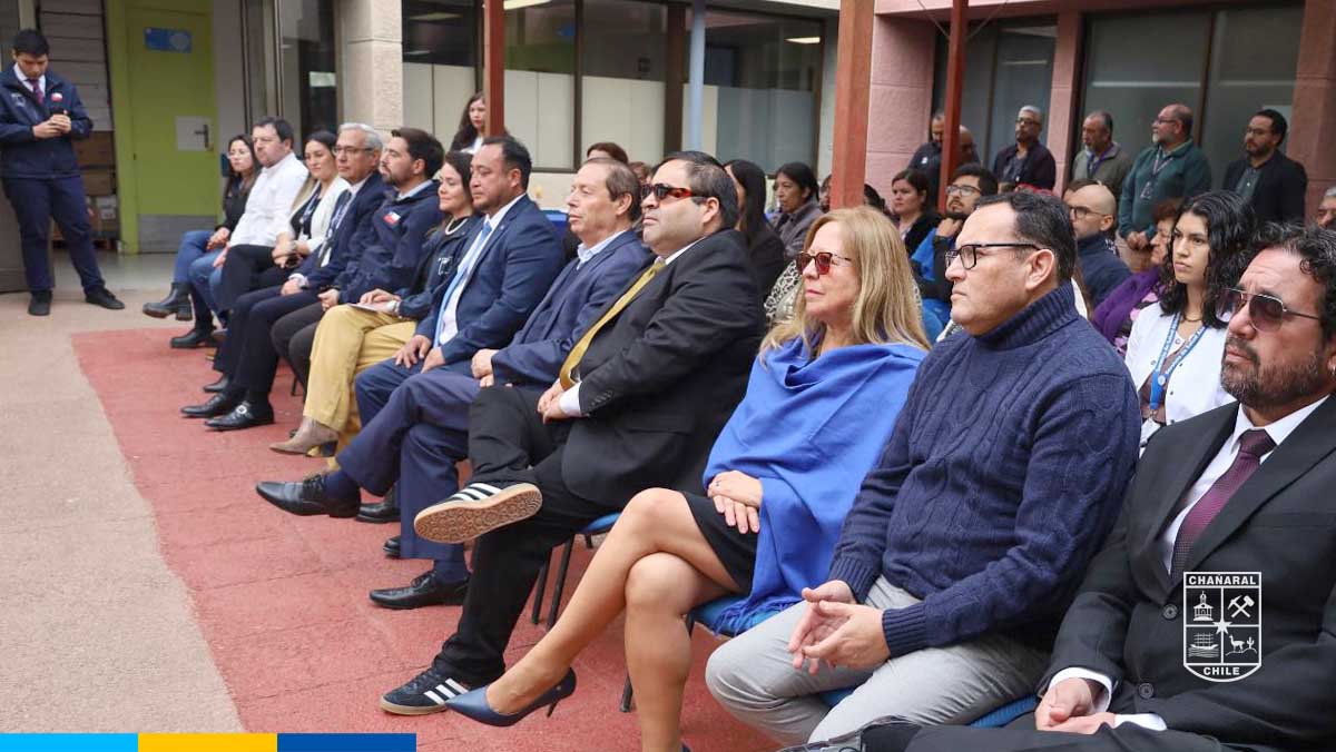 Autoridades y personal del Hospital presentes en la ceremonia