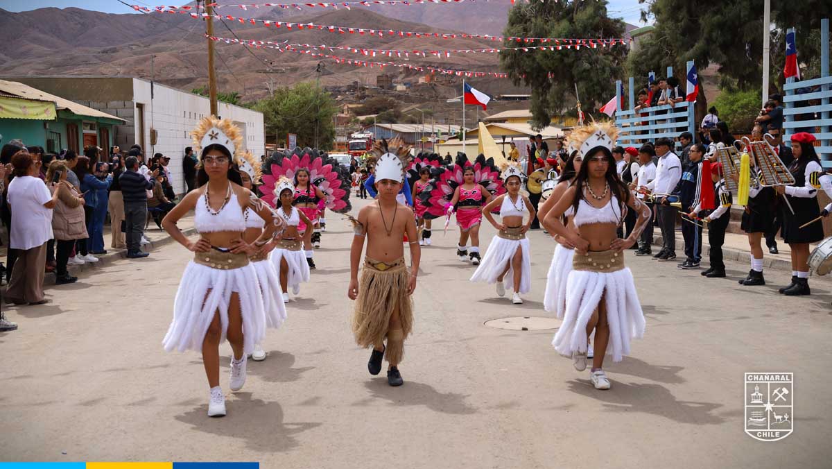 Un colorido desfile se llevo a cabo en la calle principal de la localidad