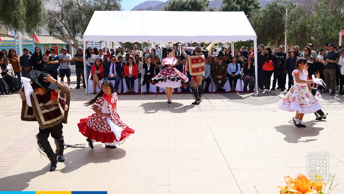 El Acto civico contó con la presencia del Alcalde Alex Ahumada ademas de autoridades locales, provinciales y regionales.