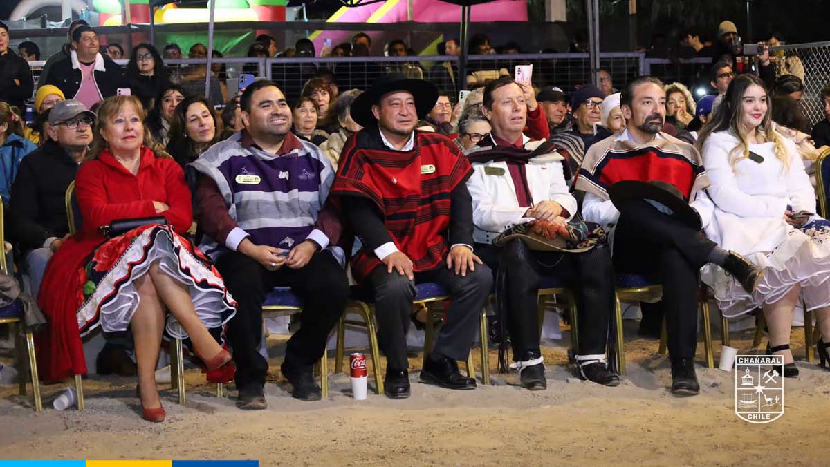Autoridades disfrutando de una excelente puesta en escena de nuestras tradiciones patrias