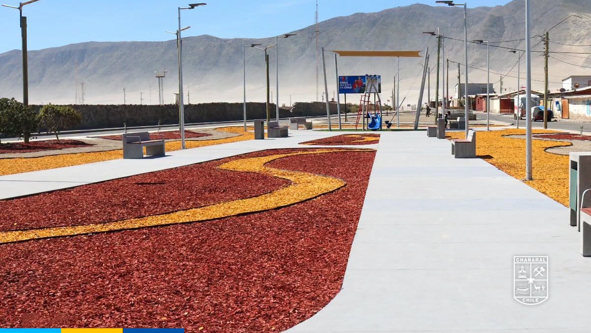 El proyecto contempló la intervención de aproximadamente 2.700 m², incorporando veredas, áreas de juegos, pasto sintético, toldos velas, paisajismo, accesibilidad universal,  entre otros.